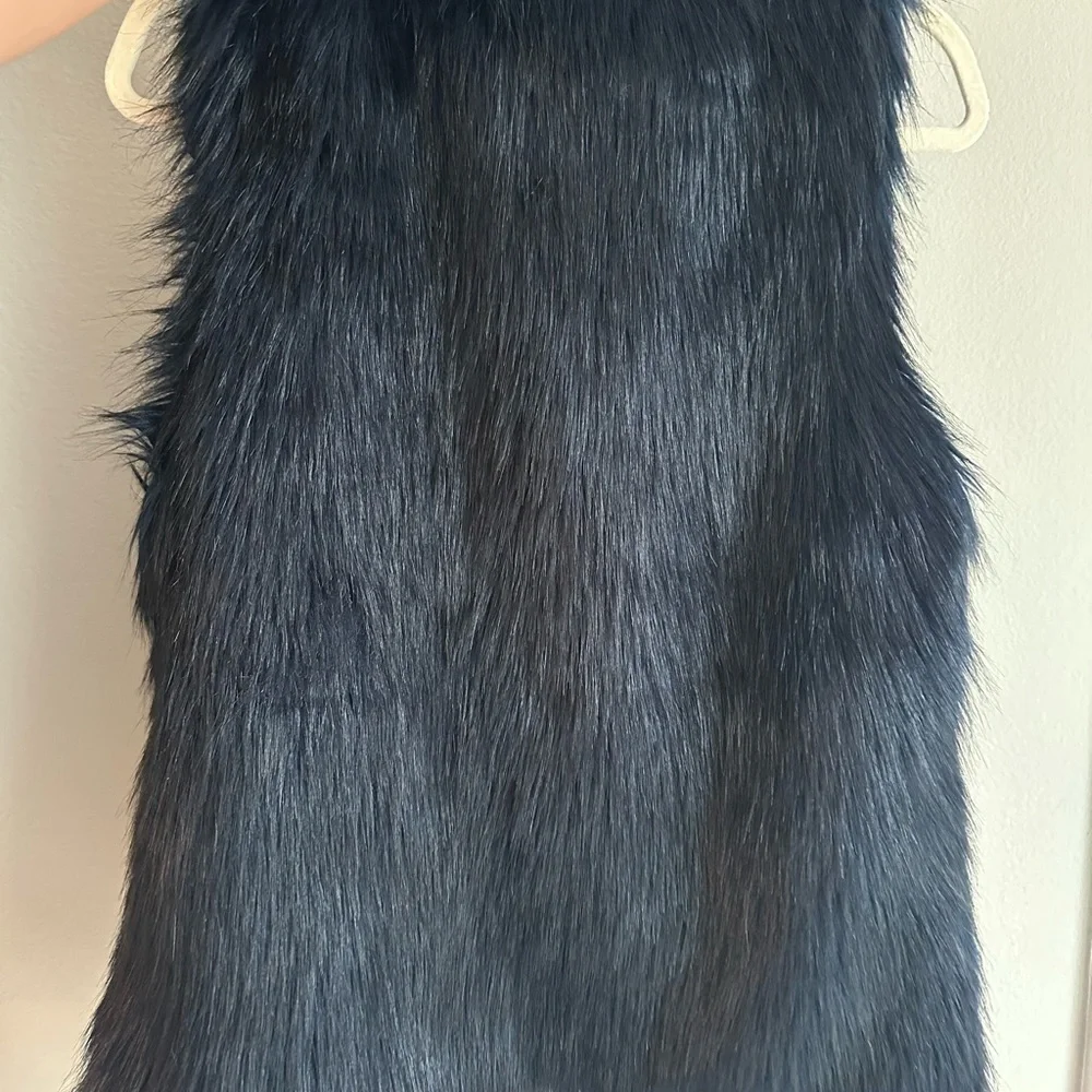 H&M Black Faux Fur Vest - Picture 2 of 4